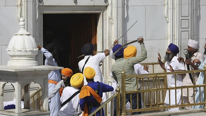 Siete heridos y una veintena de detenidos en enfrentamientos en el Templo Dorado de India