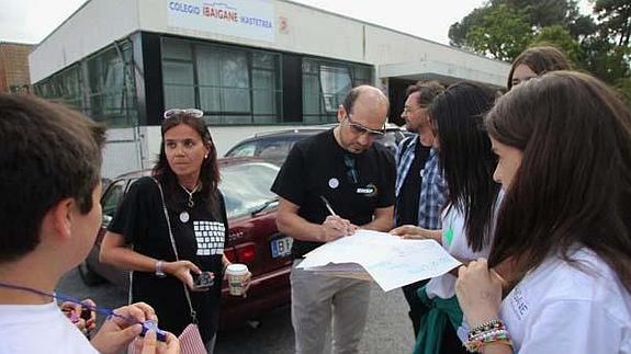 Los responsables del centro recogen firmas contra el cierre de Ibaigane./