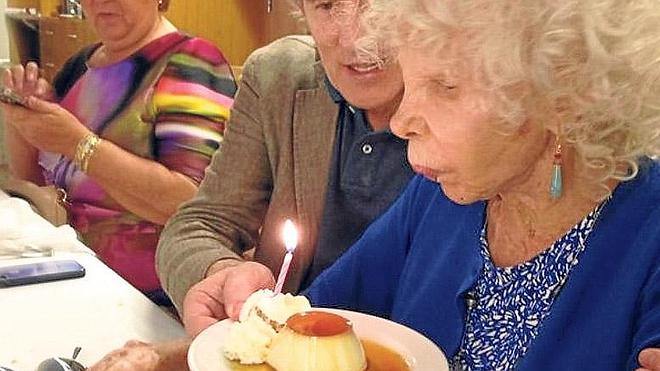 La Duquesa de Alba celebra sus 88 años con dos meses de retraso