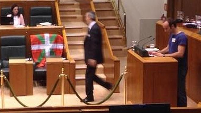 EH Bildu coloca una ikurriña en el escaño de Urkullu en la Cámara vasca para protestar por su asistencia a la proclamación de Felipe VI