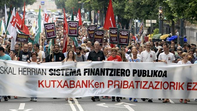 Casi 5.000 personas rechazan la "privatización" de Kutxabank en Bilbao