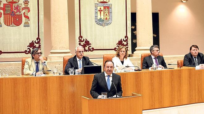 Sanz abre el Debate del Estado de la Región con guiños al funcionariado y a los parados jóvenes