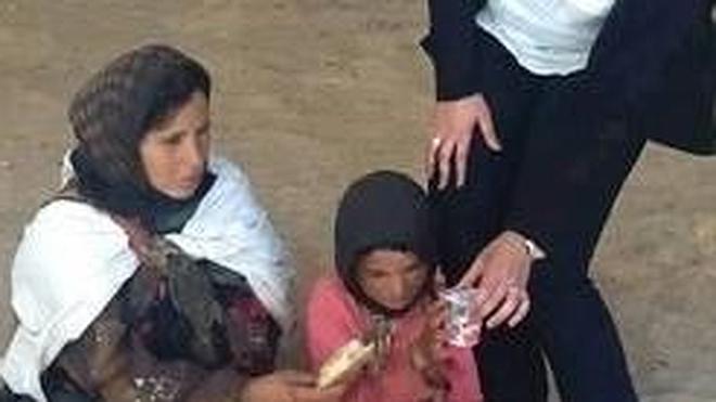 Indignación en Marruecos por la foto de una diputada dando limosna