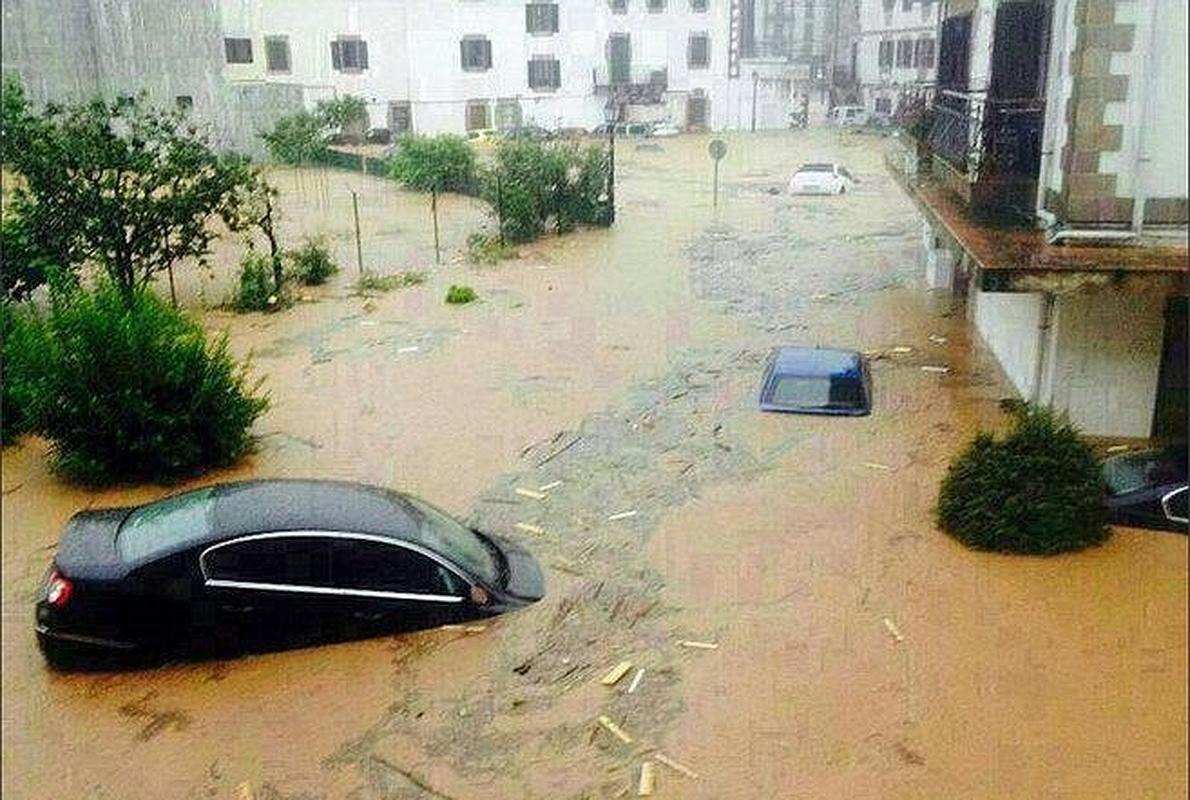 Graves inundaciones en Navarra tras desbordarse el río Baztan
