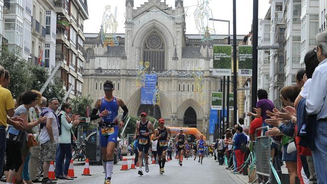 El Triatlón de Vitoria obliga a cortar una decena de calles este domingo