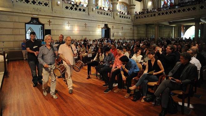 Referentes de la sociedad vasca despiden a Basterretxea en un funeral civil