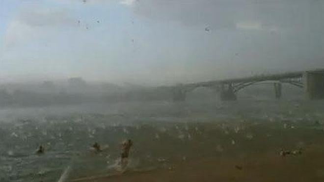 Granizos como pelotas de golf sorprenden a los bañistas de una playa de Siberia