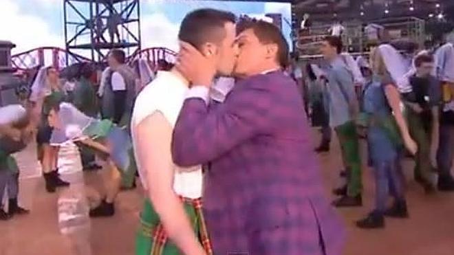 El polémico beso gay en la inauguración de los Commonwealth Games en Escocia