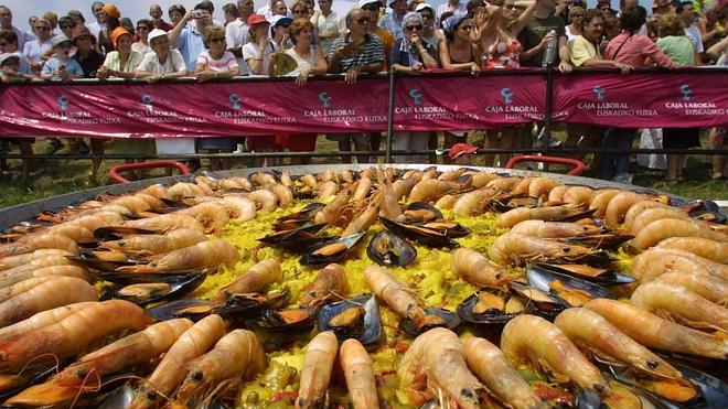 Productos de calidad y unas buenas brasas: el secreto de las paellas de Aixerrota