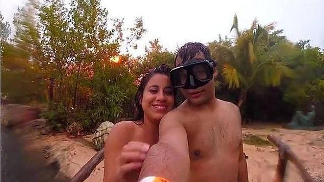 Un rayo impacta junto a una pareja mientras se hace un selfie en Cancún