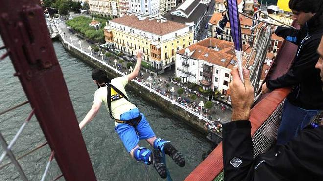 Vino de Rioja, tablas de surf y saltos desde el Puente Colgante