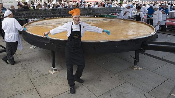 El chef Senén González tras terminar la tortilla más grande del mundo./