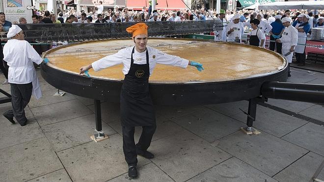 Vitoria logra su objetivo: cocinar la tortilla de patata más grande del mundo