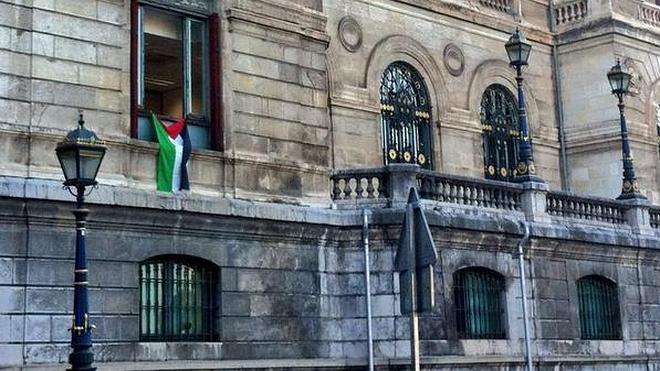 Bildu expresa su "malestar" por la retirada de la bandera palestina en Bilbao