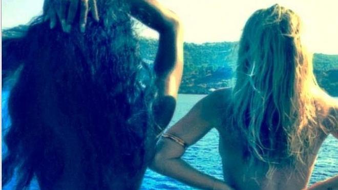 Naomi y Kate, 'top less' en Ibiza