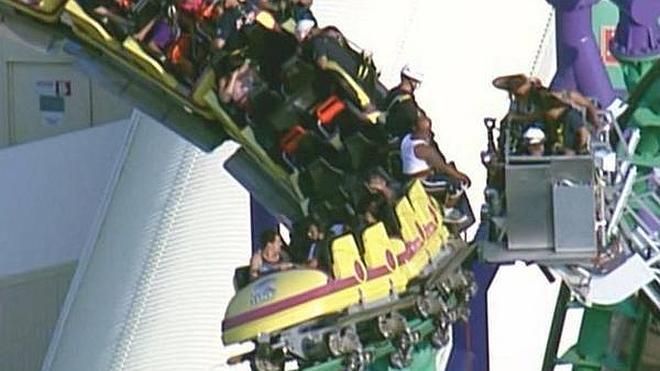 Rescatan a 24 personas atrapadas en una montaña rusa en EE UU