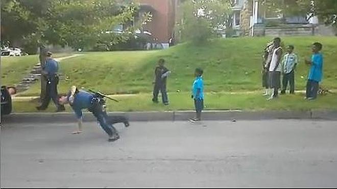 Un policía se marca un baile con unos niños en Kansas