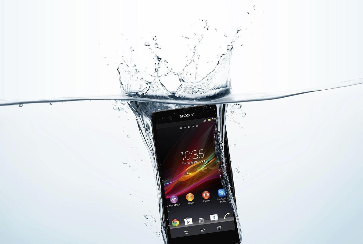 ¡SOS! ¡Móvil al agua!