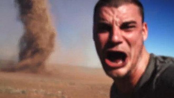 Se adentra en un tornado para hacerse un 'selfie'