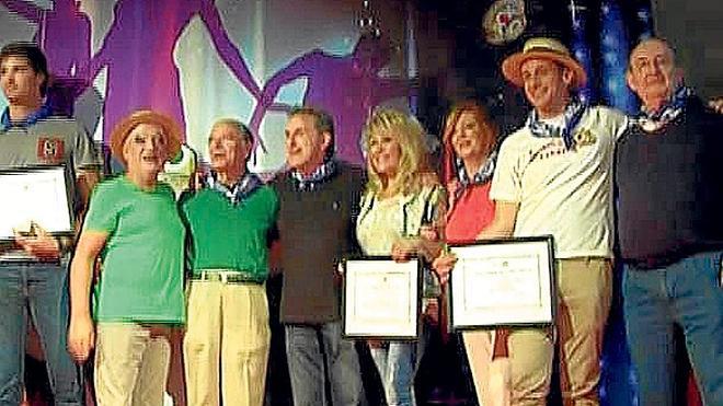 Federiko Ezkerra distingue a los actores Carlos Hipólito y Luis Merlo y a José Iragorri