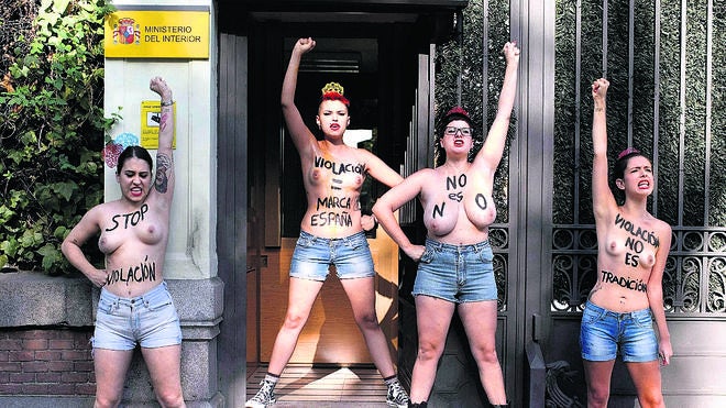 Femen protesta en la sede de Interior contra las violaciones