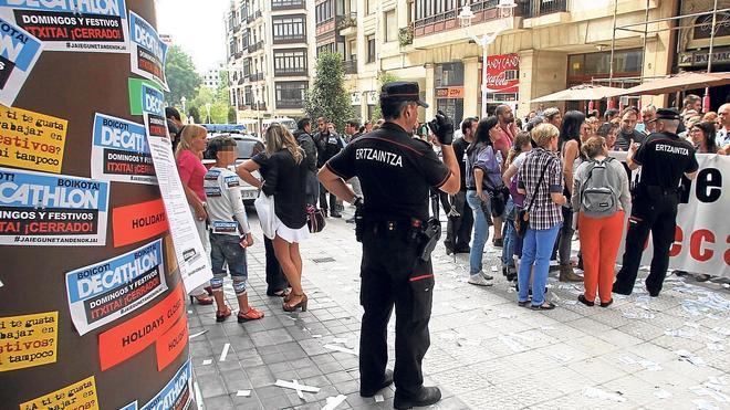 El comercio desoye a Areso y renuncia a abrir las puertas el domingo del Mundial