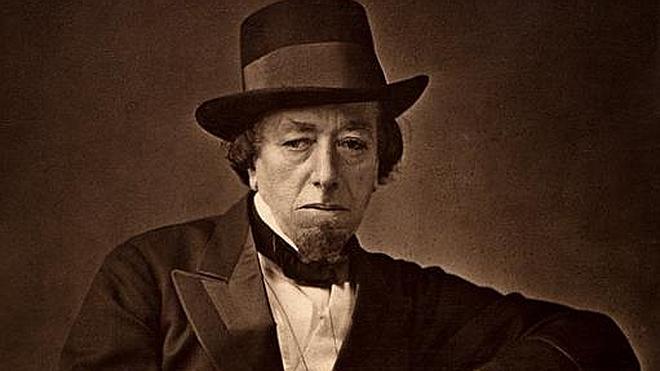 ".... Y se ofrecen coronas como en los cuentos de hadas"