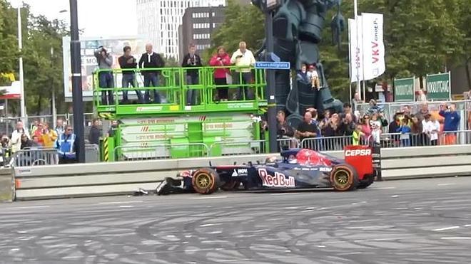 El nuevo niño de la Fórmula 1 se carga su Toro Rosso en una exhibición