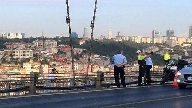 ¿Realidad o montaje? Un policía se hace un 'selfie' mientras un hombre se suicida