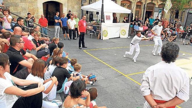 Atxuri convierte su plaza en un frontón para exigir la cancha