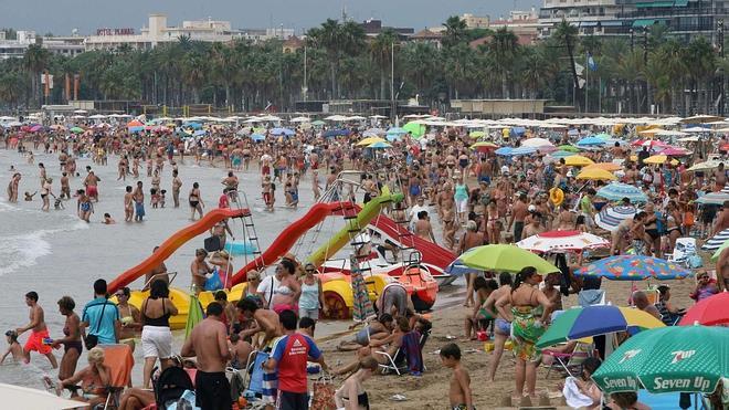 Un bañista recibe 30 puntos de sutura tras ser mordido por una tintorera en Salou