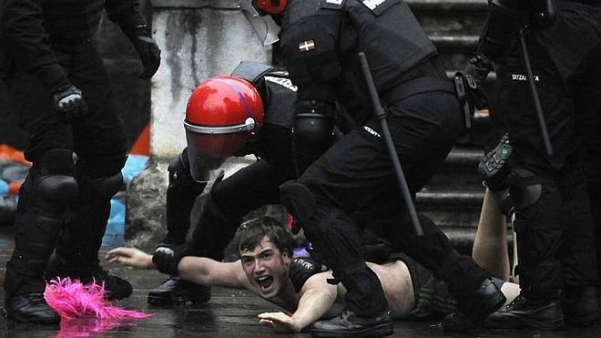 El fiscal pide prisión para los cinco acusados de Segi detenidos por no ir al juicio