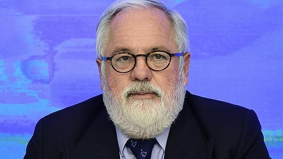 Cañete incorpora a última hora un sueldo del PP en su declaración de intereses