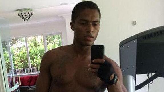 Antonio Valencia la lía con unos selfies desnudo