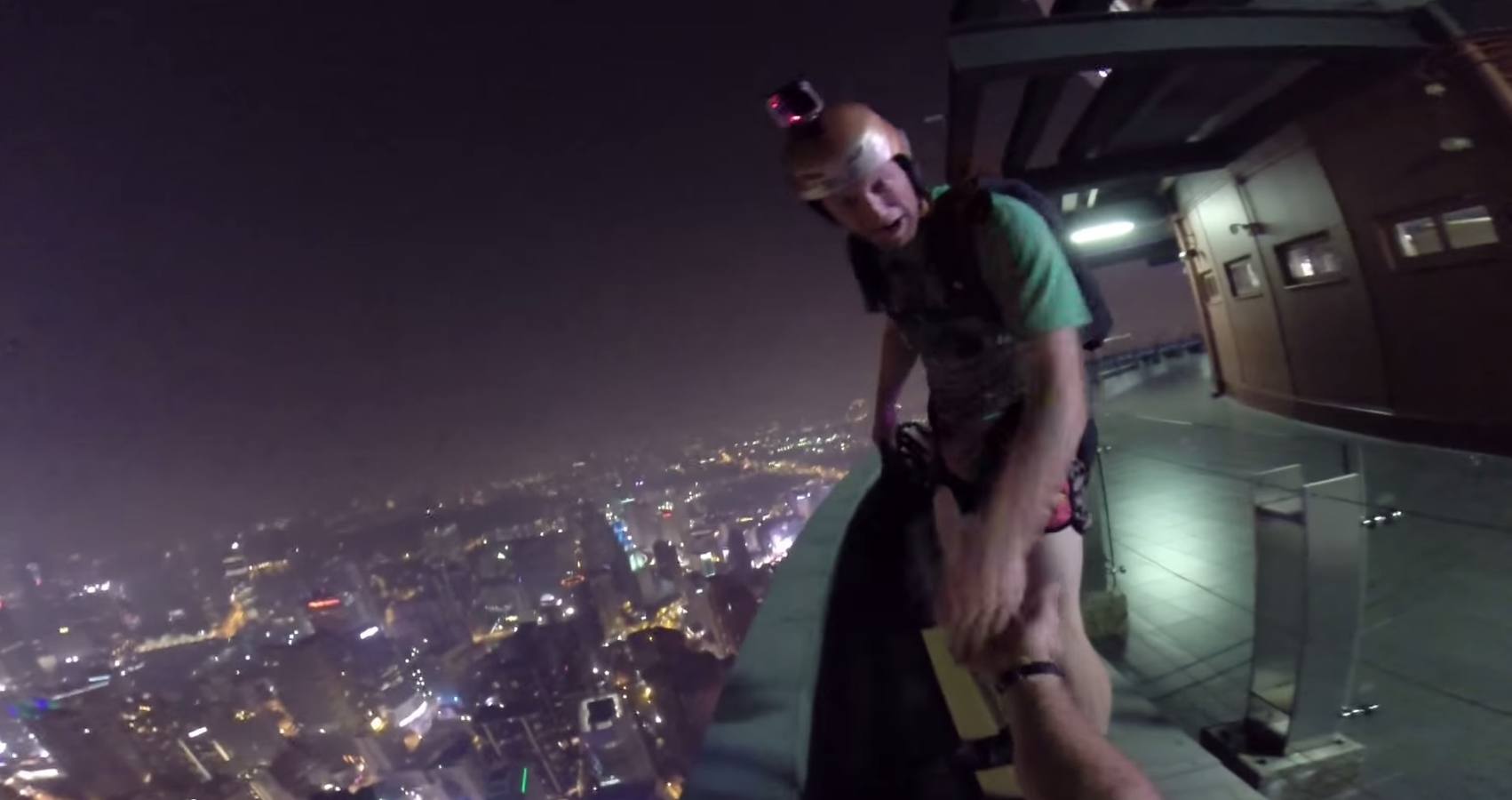 Se tira en parapente desde la Torre Menara y aterriza en la piscina de otro rascacielos