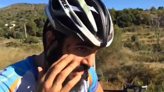 Atropellan, apedrean e insultan a Roger Serrano, triatleta campeón del mundo