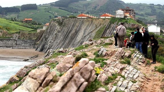 Lección práctica de geología en la costa de Zumaia