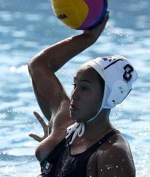 Una waterpolista, a pecho descubierto