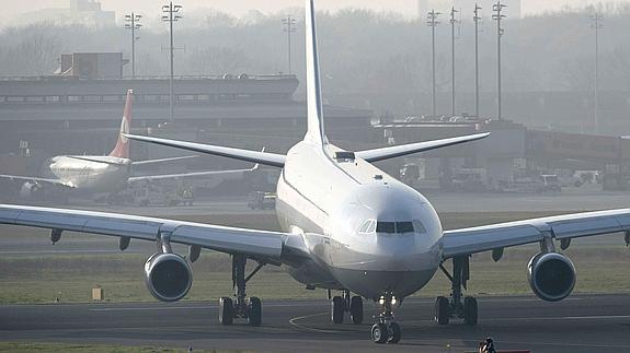 ¿Por qué no bajan los billetes de avión pese al desplome del petróleo?