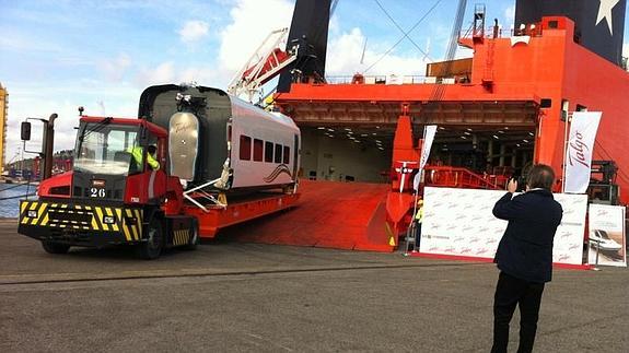 Talgo embarca su primer tren en el puerto de Barcelona hacia La Meca