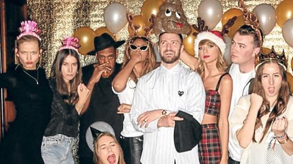 Famosos y pizza en el 25 cumpleaños de Taylor Swift