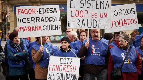 Los afectados de Fagor y Edesa exigen su dinero ante el congreso del Grupo Mondragón