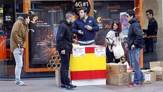 Falange recoge alimentos solo para españoles en Oviedo entre un amplio despliegue policial