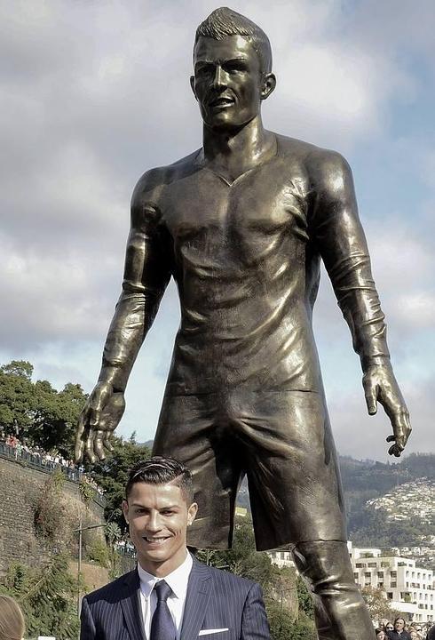 Cristiano Ronaldo inaugura una estatua con su figura en Madeira