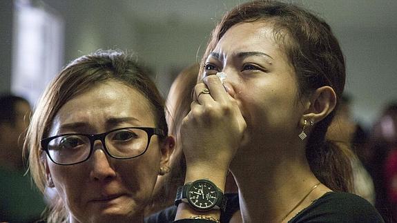 Suspenden la búsqueda del avión desaparecido de AirAsia con 162 personas a bordo