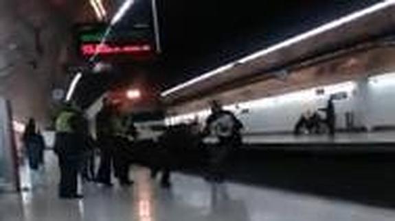 Fallece un policía tras ser arrojado al tren por un presunto delincuente