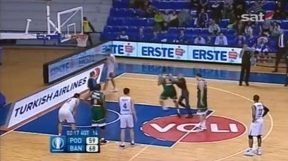 Golpea a un jugador y se lleva una paliza