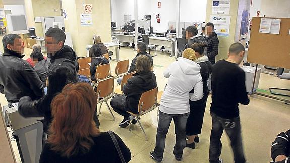 La cobertura de desempleo en Euskadi baja siete puntos en un año, hasta el 47,4%