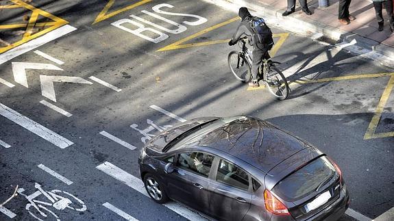 El Ayuntamiento mantendrá el veto a la bici por el centro al año de aprobarse la ordenanza