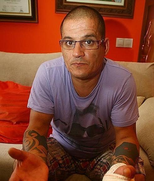 Se amputa un dedo ante la comisaría de Avilés tras ser detenido por conducir ebrio